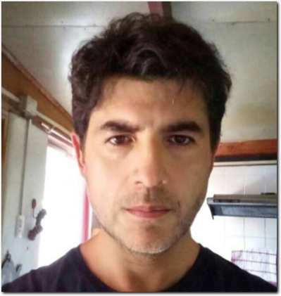 Retrato del autor en tonos azules