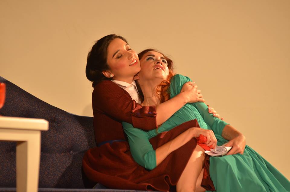 Escenario vacío con un foco